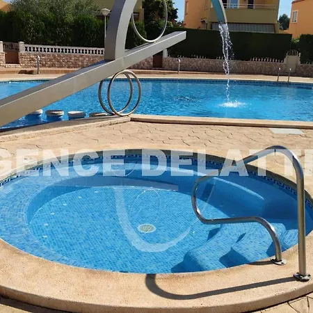 Hébergement de vacances Tranquille Avec Piscine Commune Et Jacuzzi, 3 Chambres, 2 Salles De Bain