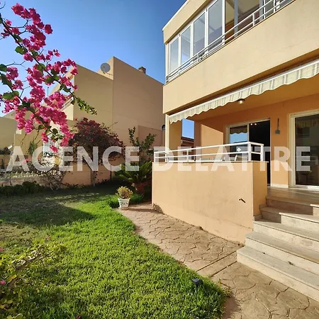 Hébergement de vacances Tranquille Avec Piscine Commune Et Jacuzzi, 3 Chambres, 2 Salles De Bain *